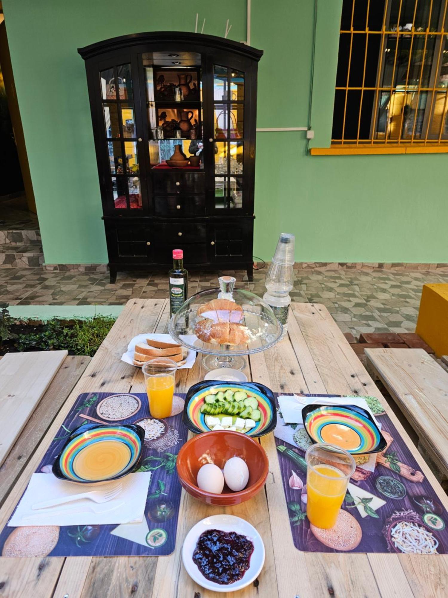 Bob Marley & Couette-café Tirana