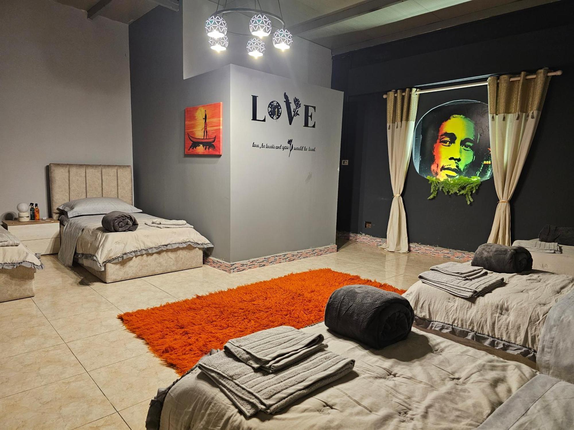 Couette-café Bob Marley & Tirana