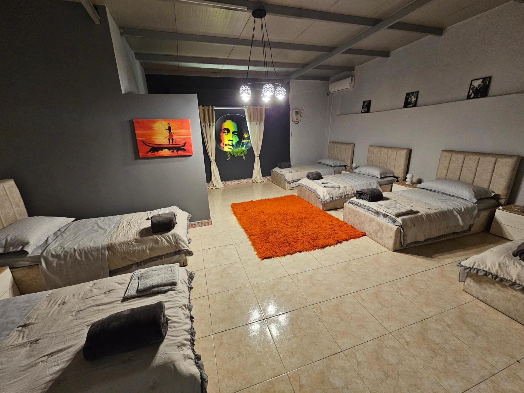 Couette-café Bob Marley & Tirana